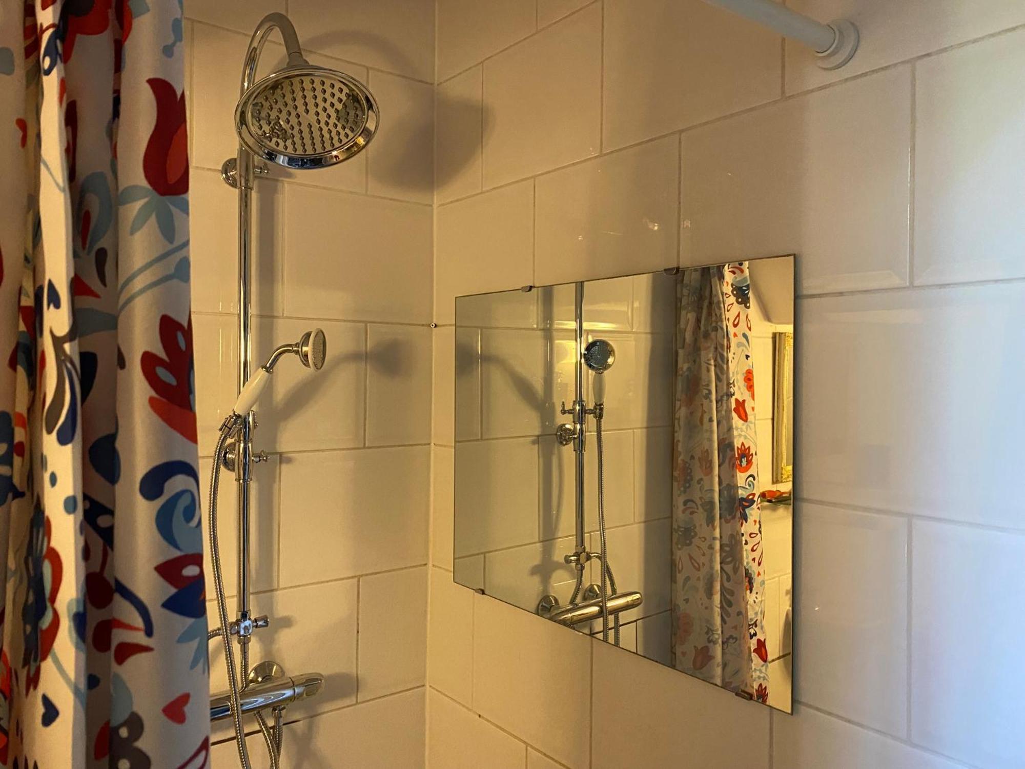 Caravan Stadstuin Goedereede Let Op De Badkamer Moet Met Andere Gasten Gedeeld Worden Buitenkant foto